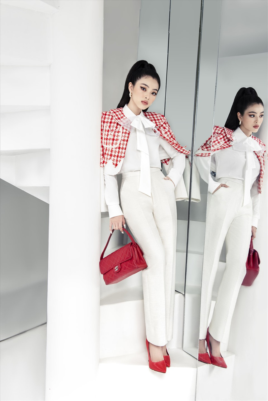 Phong cách trang điểm sắc sảo và kiểu tóc cột cao cũng làm tăng thêm khí chất và nét đẹp tự nhiên của cô. 