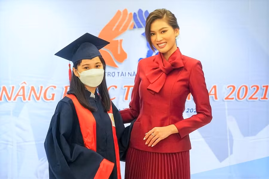 Một thủ khoa chụp hình với Á hậu 2 Cuộc thi Hoa hậu Việt Nam năm 2020 Nguyễn Lê Ngọc Thảo tại chương trình “Nâng bước thủ khoa