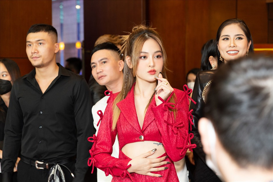 Những ngày đầu từ phòng tập về người cô rã rời, đau ê ẩm… Cô kể: “Có những sáng tôi không lết nổi người ra khỏi giường, chỉ biết nằm bẹp vì quá đau. Sau vài hôm làm quen, tôi dần thích nghi. Giờ tôi có thể tập cả tiếng đồng hồ vẫn không thấy mệt. Boxing rèn cho tôi sự dẻo dai, không được bỏ cuộc, và hơn hết tinh thần thể thao fairplay”.