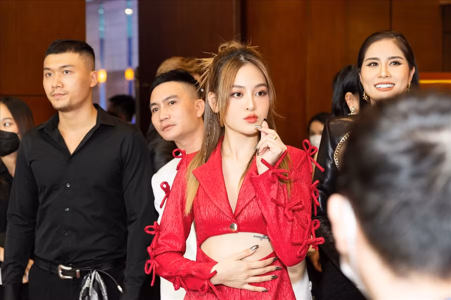 Những ngày đầu từ phòng tập về người cô rã rời, đau ê ẩm… Cô kể: “Có những sáng tôi không lết nổi người ra khỏi giường, chỉ biết nằm bẹp vì quá đau. Sau vài hôm làm quen, tôi dần thích nghi. Giờ tôi có thể tập cả tiếng đồng hồ vẫn không thấy mệt. Boxing rèn cho tôi sự dẻo dai, không được bỏ cuộc, và hơn hết tinh thần thể thao fairplay”.