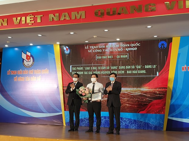 Ban Tổ chức trao cho tác giả đoạt giải Đặc biệt. (Ảnh: PV/Vietnam+) Ban Tổ chức trao cho tác giả đoạt giải Đặc biệt. (Ảnh: PV/Vietnam+)