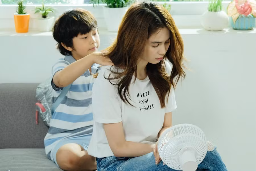 Trong Chị mẹ học yêu, Ngọc Trinh thủ vai mẹ đơn thân, chật vật nuôi con trai 6 tuổi. Ảnh: Chụp màn hình