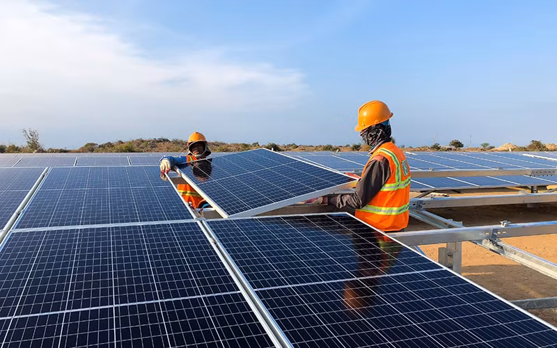 Lắp đặt thiết bị tại Nhà máy điện mặt trời Phước Ninh (xã Phước Minh, huyện Thuận Nam, Ninh Thuận).