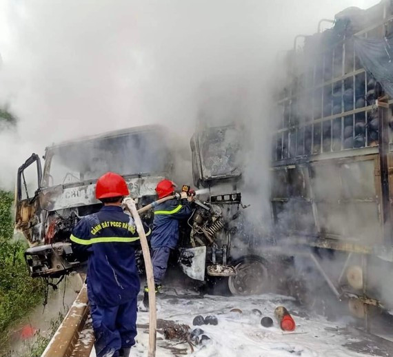 Dập lửa khống chế đám cháy ô tô sau tai nạn. ​