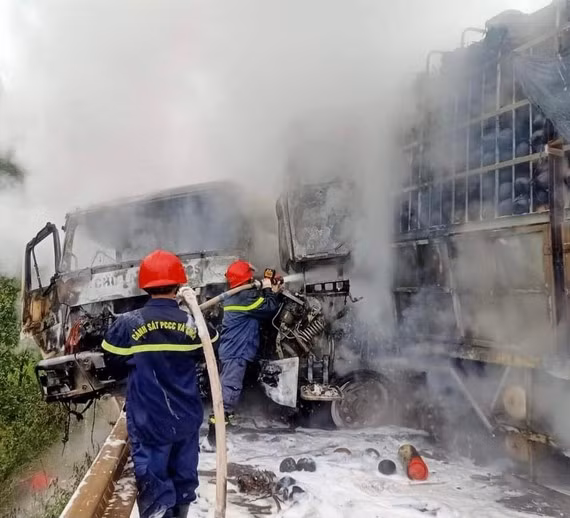 Dập lửa khống chế đám cháy ô tô sau tai nạn. ​