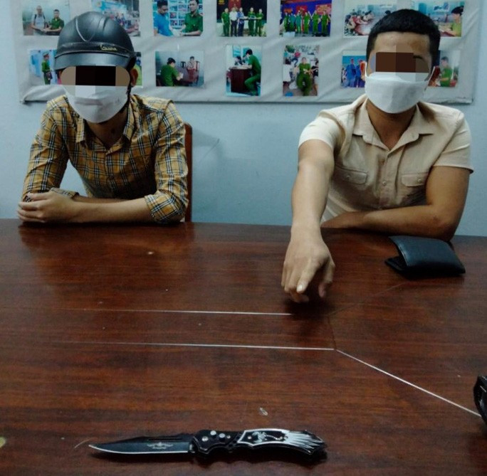Hai đối tượng cùng hung khí tại cơ quan công an