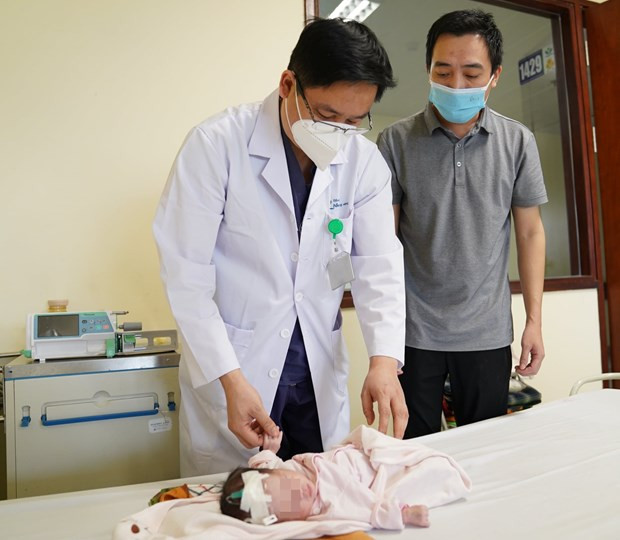 Theo dõi sức khoẻ cho bệnh nhi sau phẫu thuật. Ảnh: PV/Vietnam+ Theo dõi sức khoẻ cho bệnh nhi sau phẫu thuật. Ảnh: PV/Vietnam+