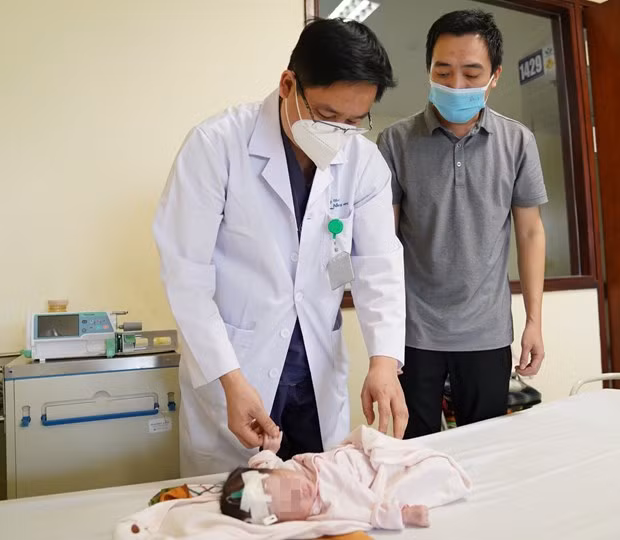 Theo dõi sức khoẻ cho bệnh nhi sau phẫu thuật. Ảnh: PV/Vietnam+