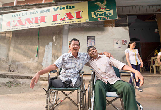 Hai thương binh Nguyễn Văn Thạnh (bìa trái) và Trần Thanh Cảnh