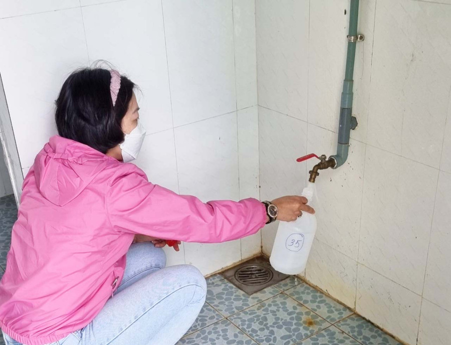 Cán bộ Trung tâm Kiểm soát bệnh tật tỉnh lấy mẫu xét nghiệm chất lượng nước tại Trạm Y tế xã Ayun Hạ (huyện Phú Thiện). Ảnh: Thùy Trân