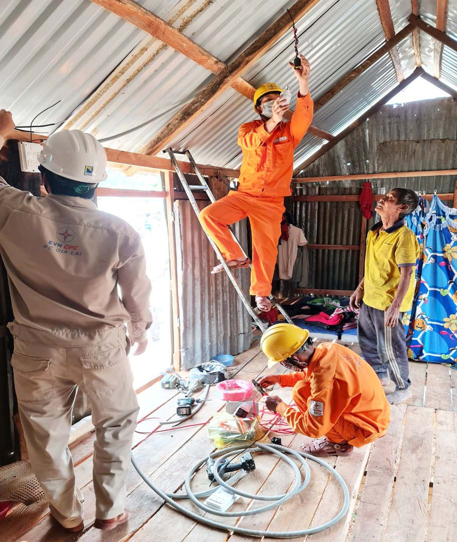 Nhân viên Điện lực Chư Sê lắp đặt, sửa chữa điện miễn phí cho người dân. Ảnh: Anh Quân Nhân viên Điện lực Chư Sê lắp đặt, sửa chữa điện miễn phí cho người dân. Ảnh: Anh Quân