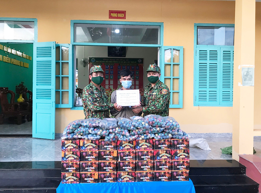 Đối tượng Hoàng Văn Hiệp (ở giữa) và tang vật. Ảnh: Vĩnh Hoàng Đối tượng Hoàng Văn Hiệp và tang vật. Ảnh: Vĩnh Hoàng