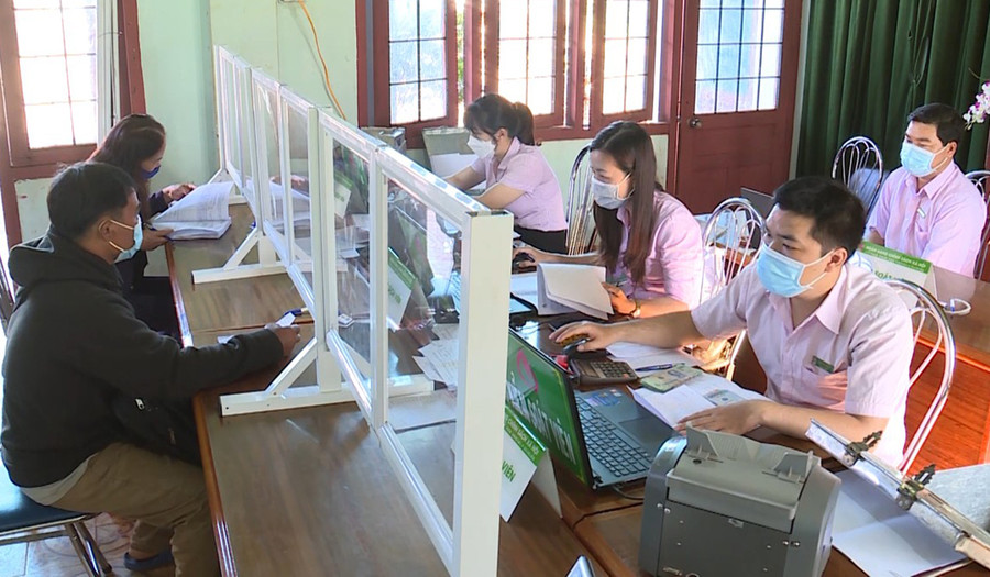 Phòng Giao dịch Ngân hàng CSXH huyện Mang Yang tổ chức phiên giao dịch tại xã Đak Yă. Ảnh: Sơn Ca Phòng Giao dịch Ngân hàng Chính sách XH huyện Mang Yang tổ chức phiên giao dịch tại xã Đak Yă. Ảnh: Sơn Ca