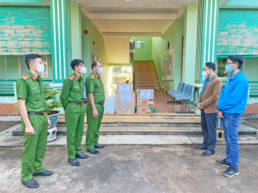 Tỉnh Đoàn, Hội Liên hiệp Thanh niên Việt Nam tỉnh tặng vật dụng y tế cho Trại tạm giam T20 (Công an tỉnh)