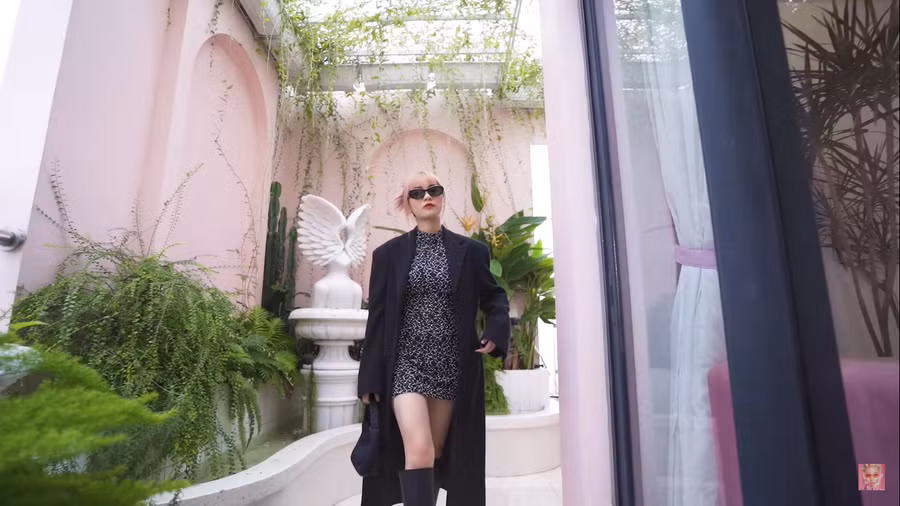 Đến bộ thứ 2, MisThy lại lột xác hoàn toàn với hình tượng sexy, quyến rũ trong bộ váy ôm body cùng chiếc blazer đen sang trọng.