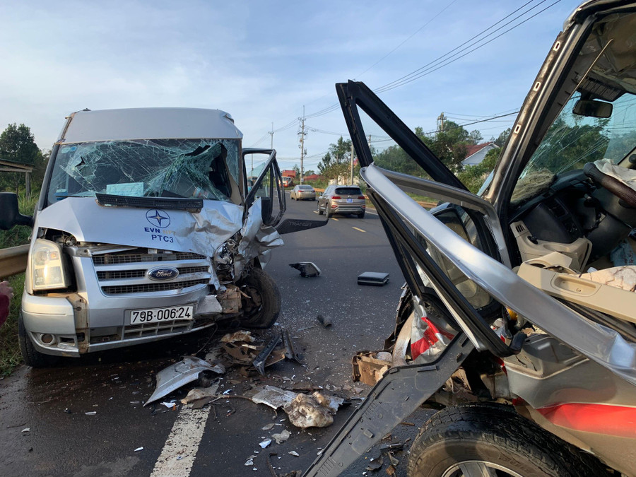 Hai xe bị nát phần đầu. Ảnh: Thanh Quân