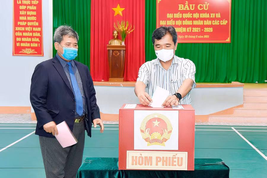 Đồng chí Hồ Văn Niên-Ủy viên Ban Chấp hành Trung ương Đảng, Bí thư Tỉnh ủy bỏ phiếu bầu đại biểu Quốc hội khóa XV và đại biểu HĐND các cấp nhiệm kỳ 2021-2026. Ảnh: Đức Thụy