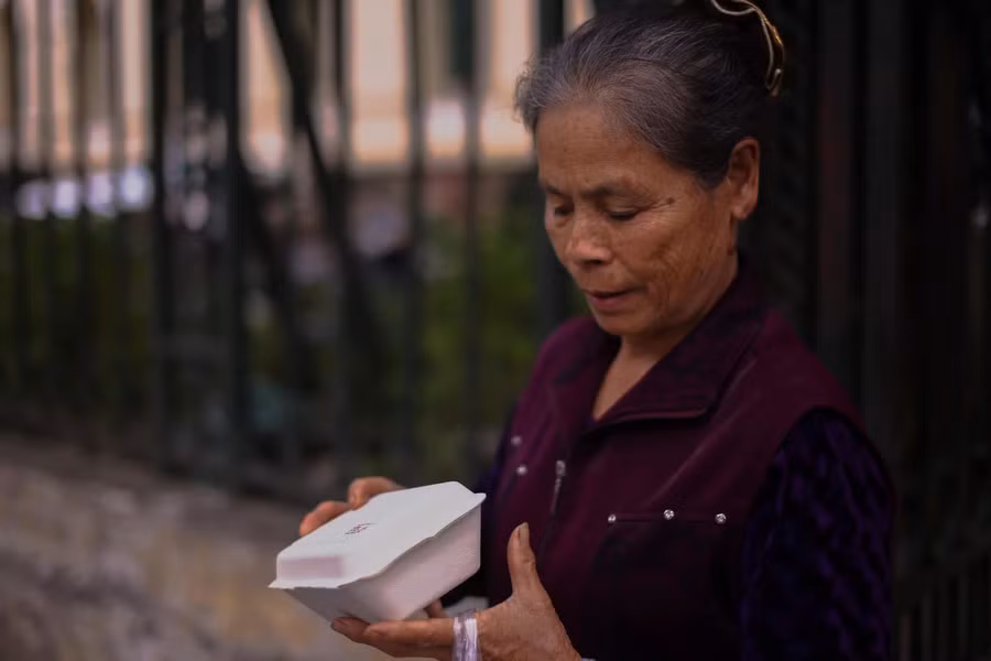 Những hộp cơm được nhóm trao tận tay người nghèo