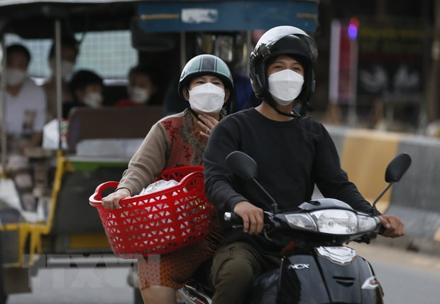 Người dân đeo khẩu trang khi tham gia giao thông ở Campuchia. (Ảnh: THX/TTXVN) Người dân đeo khẩu trang khi tham gia giao thông ở Campuchia. (Ảnh: THX/TTXVN)