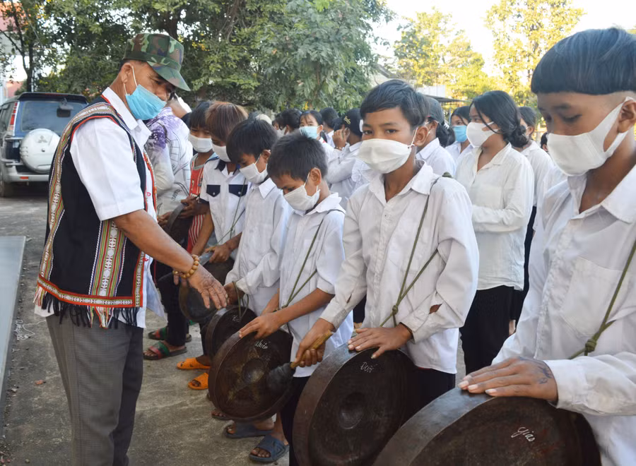 Nghệ nhân Rơ Châm Lui hướng dẫn các học viên ở xã Ia Mơr cách đánh cồng chiêng. Ảnh: Phương Dung