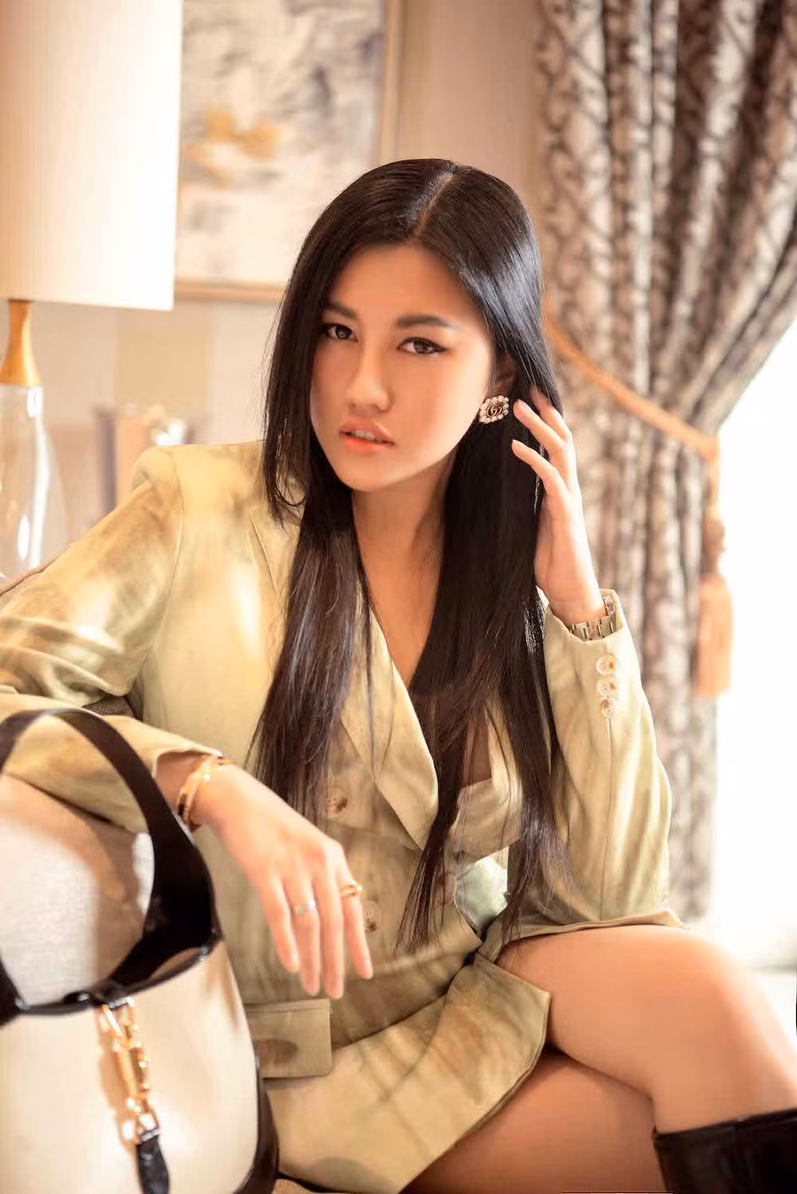 Emily chọn những bộ cánh hàng hiệu đến từ Gucci, Burberry, Fendi... như phần thưởng cho mình sau những phấn đấu không ngừng trong suốt một năm vừa qua. Ảnh: Quốc Lê