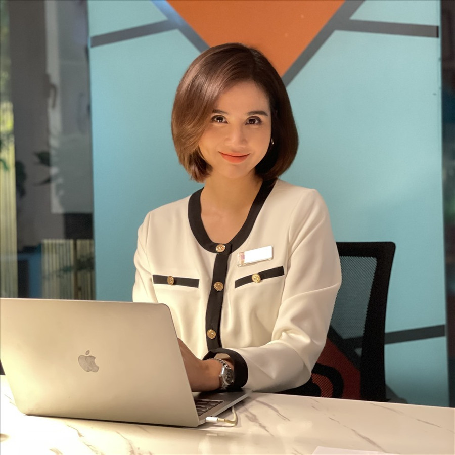 Trên phim, nhân vật Vân Trang dường như nổi bật hơn khi liên tục biến hoá hình ảnh qua các set đồ. Ảnh: NSCC