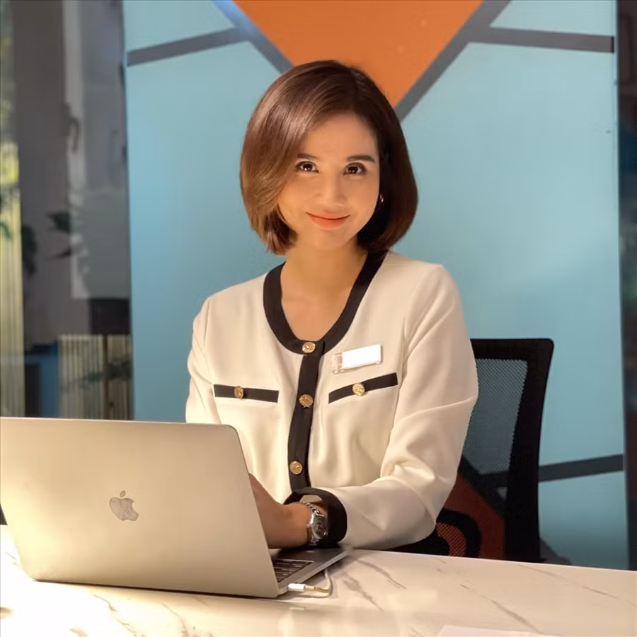 Trên phim, nhân vật Vân Trang dường như nổi bật hơn khi liên tục biến hoá hình ảnh qua các set đồ. Ảnh: NSCC