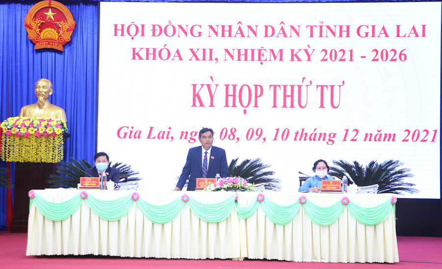 Ủy viên Ban Chấp hành Trung ương Đảng, Bí thư Tỉnh ủy, Chủ tịch HĐND tỉnh Hồ Văn Niên điều hành phiên chất vấn và trả lời chất vấn. Ảnh: Tấn Thi