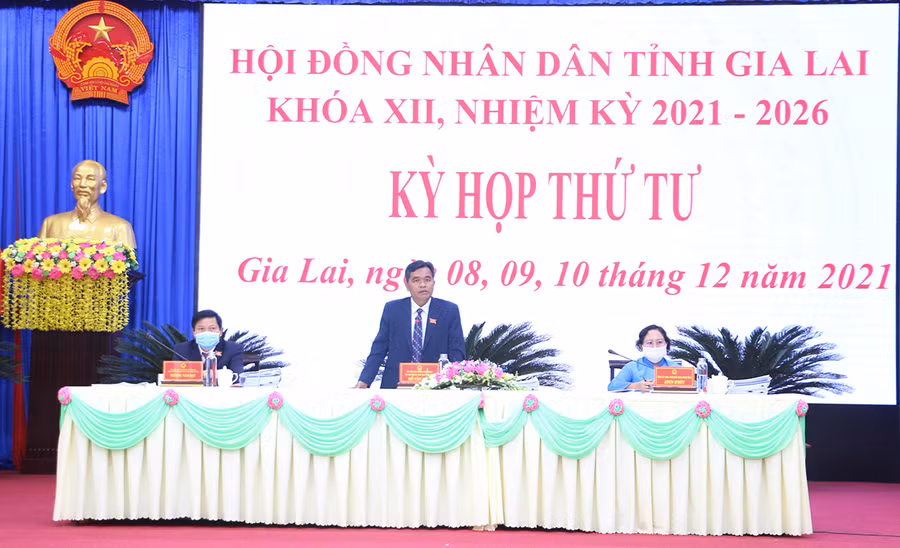 Ủy viên Ban Chấp hành Trung ương Đảng, Bí thư Tỉnh ủy, Chủ tịch HĐND tỉnh Hồ Văn Niên điều hành phiên chất vấn và trả lời chất vấn. Ảnh: Tấn Thi