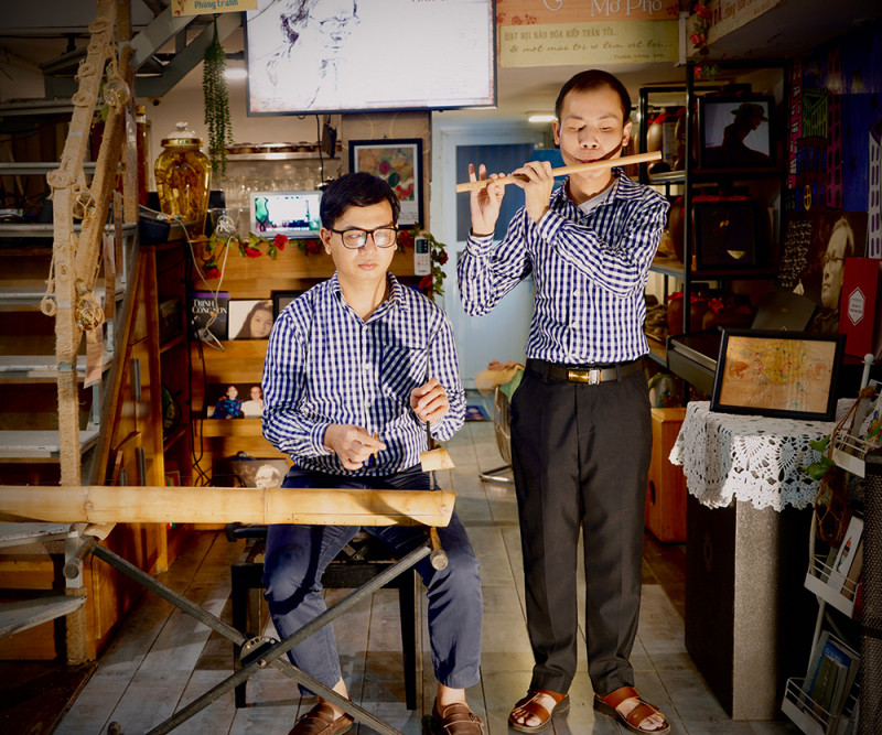 Nghệ sĩ Quốc Hoàn và Văn Linh tại buổi ra mắt album 