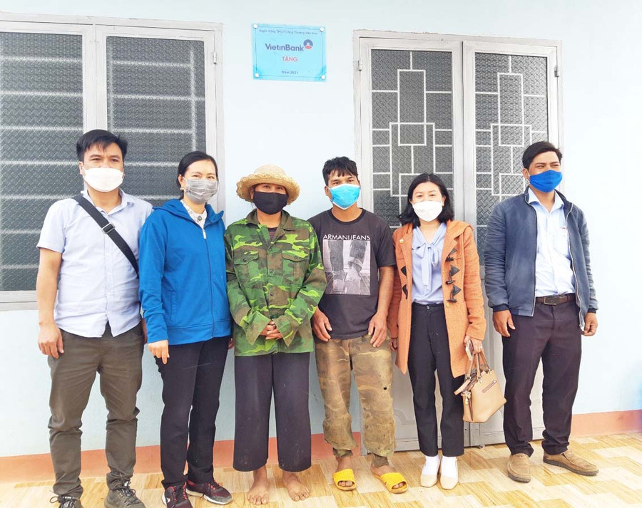 Bàn giao nhà cho gia đình chị Đinh Thị Đoăi (xã Yang Bắc, huyện Đak Pơ). Ảnh: Tuyết Mai Bàn giao nhà cho gia đình chị Đinh Thị Đoăi (xã Yang Bắc, huyện Đak Pơ). Ảnh: Tuyết Mai