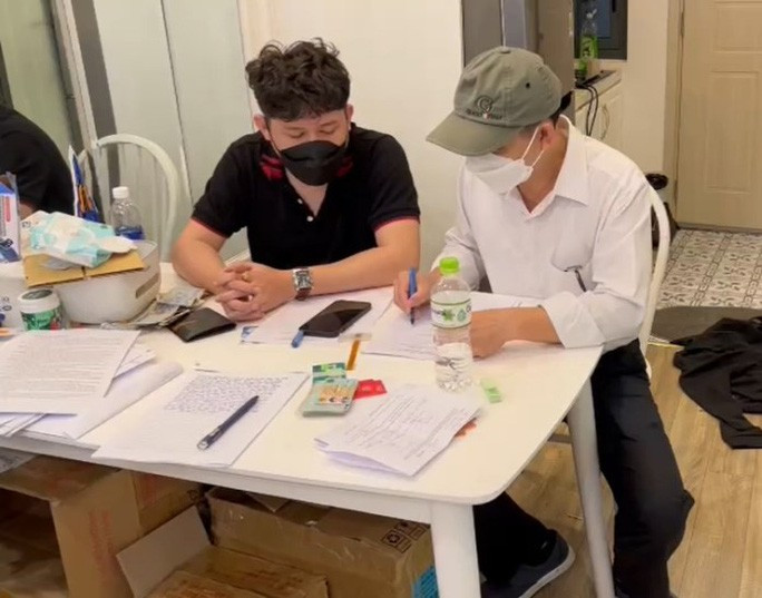 Ban chuyên án làm việc với Nguyễn Cao Hoàng (áo đen) tại quận Hải Châu, Đà Nẵng