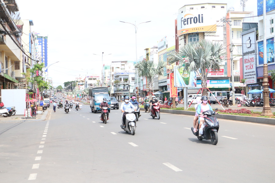 Đề nghị người dân tuân thủ nghiêm quy định 5K, không tụ tập đông người, hạn chế ra ngoài tỉnh nếu không thật sự cần thiết. Ảnh: Quang Tấn