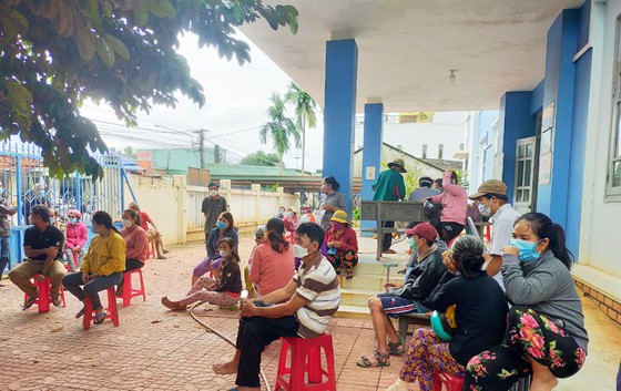 Người dân phường Hoài Xuân chờ được test Covid-19 vào chiều ngày 29-12 để được tiêm vaccine ngày 30-12