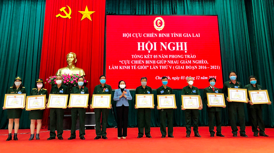 Phó Chủ tich HĐND tỉnh Ayun H'Bút trao bằng khen của Chủ tịch UBND tỉnh cho các cá nhân. Ảnh: Yến Dung Phó Chủ tich HĐND tỉnh Ayun H'Bút trao bằng khen của Chủ tịch UBND tỉnh cho các cá nhân. Ảnh: Yến Dung