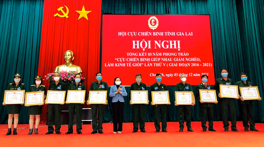 Phó Chủ tich HĐND tỉnh Ayun H'Bút trao bằng khen của Chủ tịch UBND tỉnh cho các cá nhân. Ảnh: Yến Dung