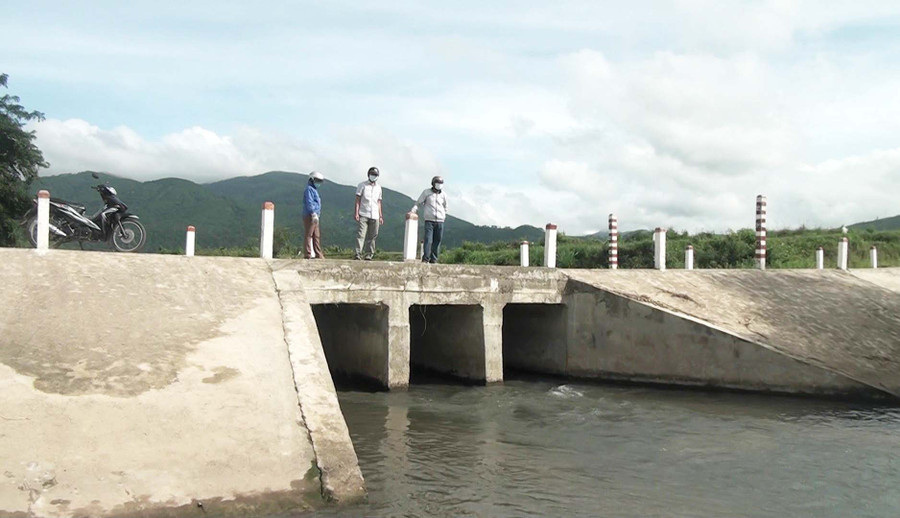 Ngầm tràn qua suối Cát giúp việc đi lại và vận chuyển hàng hóa của người dân được thuận tiện hơn. Ảnh: Nguyễn Hiền