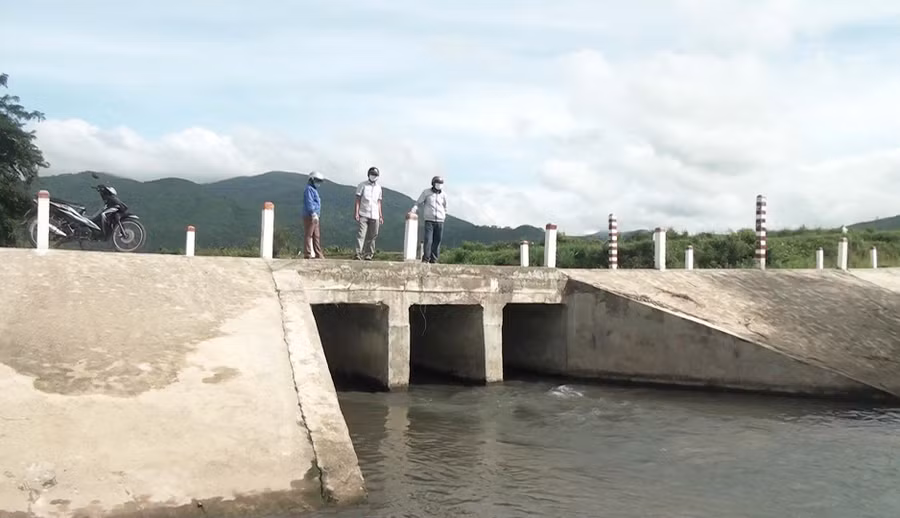 Ngầm tràn qua suối Cát giúp việc đi lại và vận chuyển hàng hóa của người dân được thuận tiện hơn. Ảnh: Nguyễn Hiền