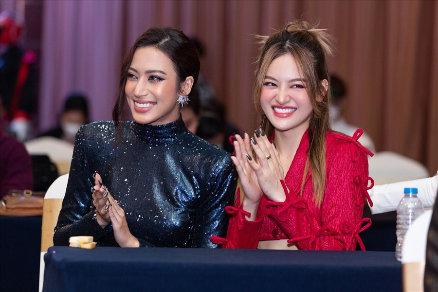 Nữ diễn viên mix thêm boot cao để tăng thêm sự mạnh mẽ, cá tính. “Tôi sẽ cháy hết mình như một ngọn lửa, bỏ hết sự nhút nhát, tự ti của của bản thân lâu nay. Tôi mong muốn đem năng lượng này lan tỏa đến mọi người”.