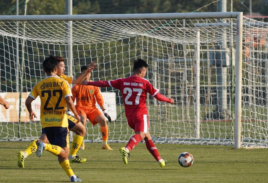 Đinh Tuấn Tài tung cú sút trước hàng thủ học viện Nutifood nhưng không thành công- Ảnh: BTC Đinh Tuấn Tài tung cú sút trước hàng thủ học viện Nutifood nhưng không thành công- Ảnh: BTC