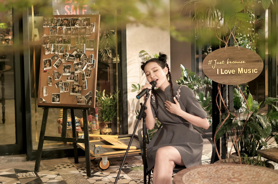 Hiền Hồ cùng các ca sĩ hội ngộ trong dự án âm nhạc cuối năm. Cô gây chú ý với diện mạo mới mẻ. Ảnh: BTC