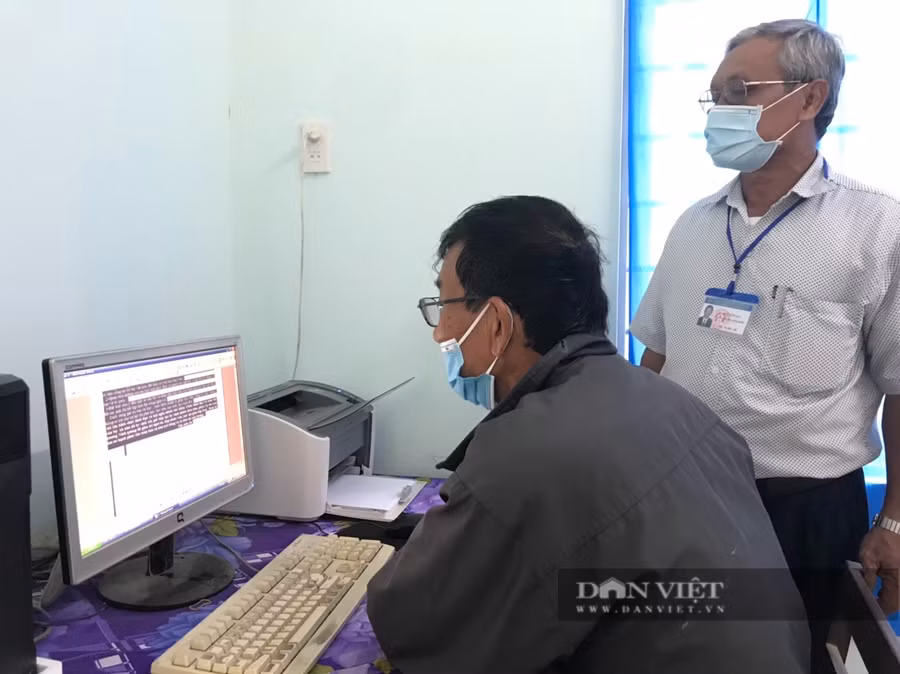 Ông Lương Tuyển đã sử dụng thành thạo máy vi tính. Ảnh: C.T Ông Lương Tuyển đã sử dụng thành thạo máy vi tính. Ảnh: C.T