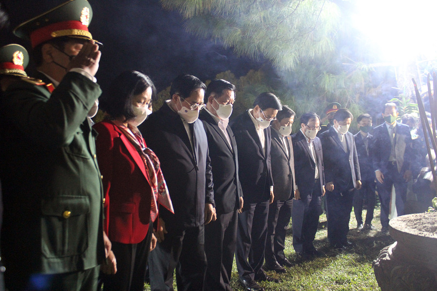 Thủ tướng Phạm Minh Chính cùng đoàn công tác dâng hương tưởng nhớ Đại tướng Võ Nguyên Giáp. Ảnh: NM