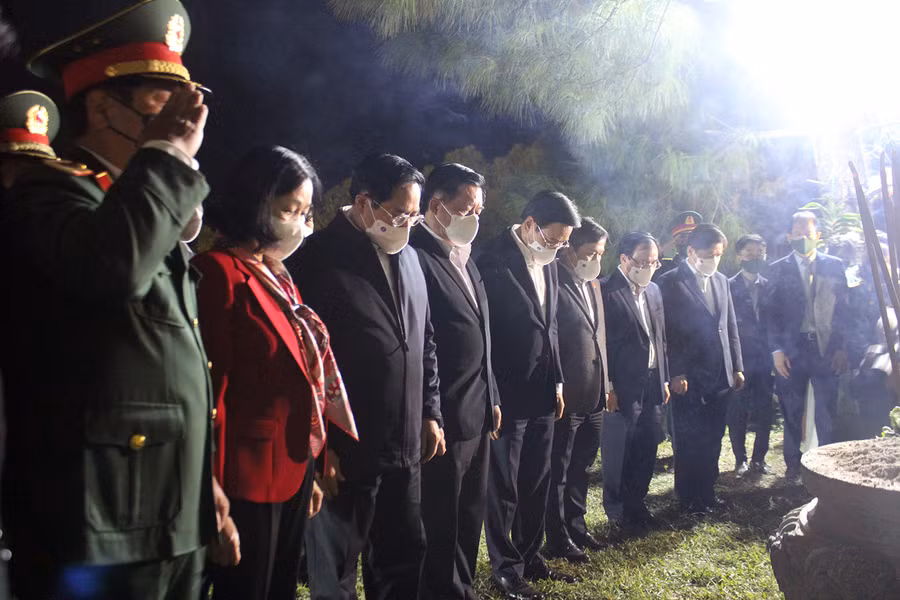 Thủ tướng Phạm Minh Chính cùng đoàn công tác dâng hương tưởng nhớ Đại tướng Võ Nguyên Giáp. Ảnh: NM