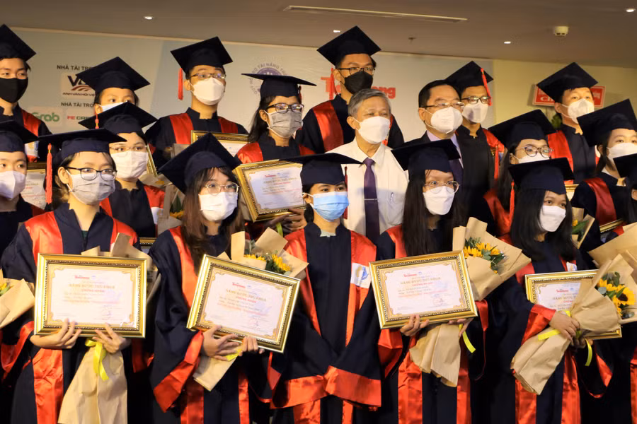 Vinh danh các thủ khoa. Ảnh: Lê Thanh