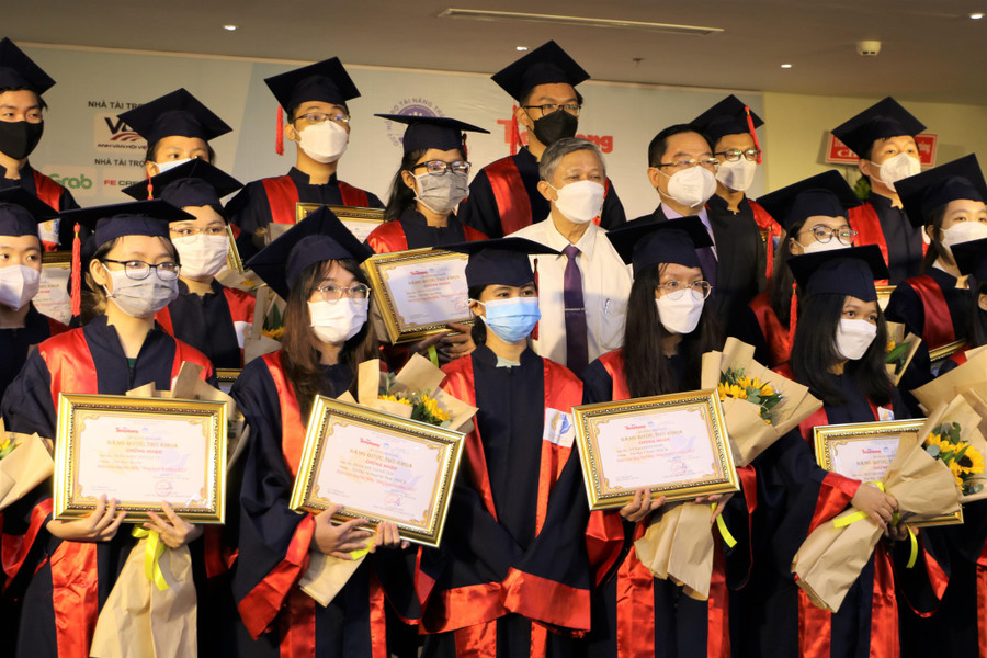 Vinh danh các thủ khoa. Ảnh: Lê Thanh Vinh danh các thủ khoa. Ảnh: Lê Thanh