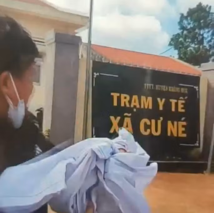 Y sĩ P.H.T. ra trước cơ quan chửi bới, xé áo blouse. Ảnh cắt từ clip