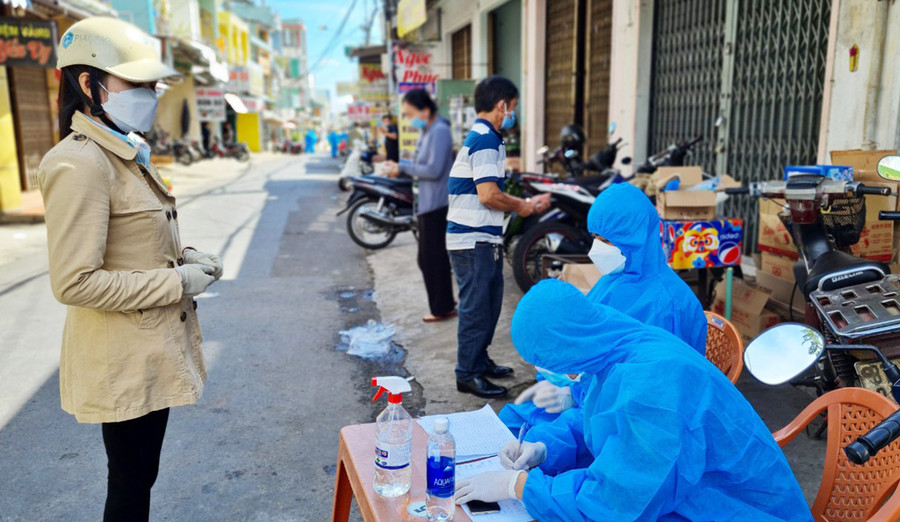 Nhân viên y tế lấy mẫu tầm soát SARS-CoV-2 cho người dân khu vực Chợ Nhỏ, đường Phùng Hưng, TP. Pleiku. Ảnh: Như Nguyện  Nhân viên y tế lấy mẫu tầm soát SARS-CoV-2 cho người dân khu vực Chợ Nhỏ, đường Phùng Hưng, TP. Pleiku. Ảnh: Như Nguyện