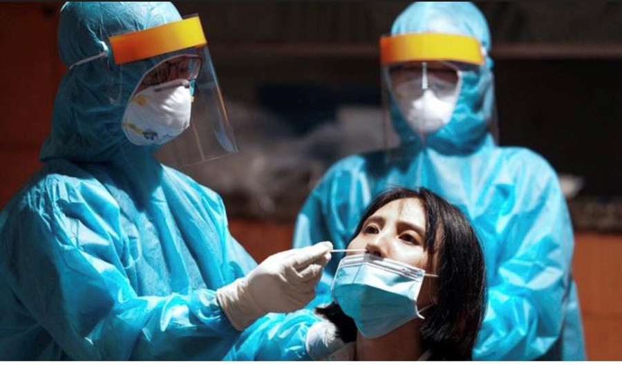 Lấy mẫu cho bệnh nhân tại khu cách ly. Ảnh: CĐYTVN