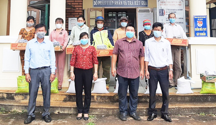 Câu lạc bộ Nhân ái phường Hội Thương (TP. Pleiku) tặng quà cho gia đình khó khăn ở xã Gào. Ảnh: Phan Lài Câu lạc bộ Nhân ái phường Hội Thương (TP. Pleiku) tặng quà cho gia đình khó khăn xã Gào. Ảnh: Phan Lài